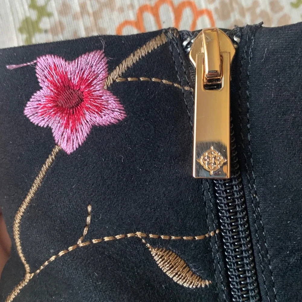 Nanette Lepore Lilly Faux Suede Booties w/Embroidered Flowers & Butterflies 8.5 - Picture 9 of 12